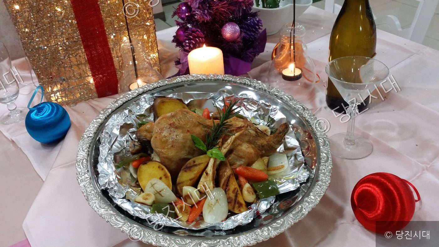 로컬푸드 요리 수업에서 만든 연말 파티음식 요리가 접시에 담겨 있다.
