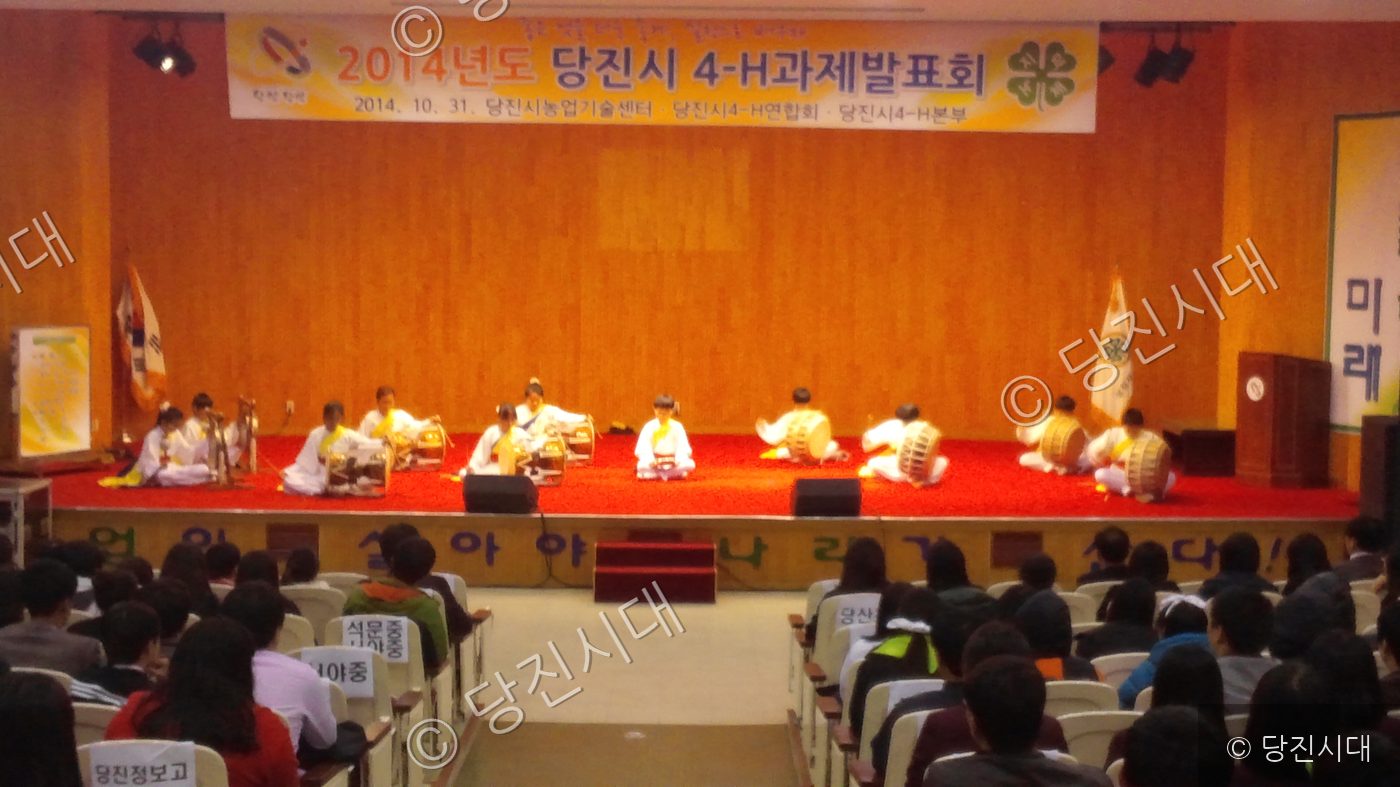 학생들이 무대에서 전통악기 연주 공연을 선보이고 있다.