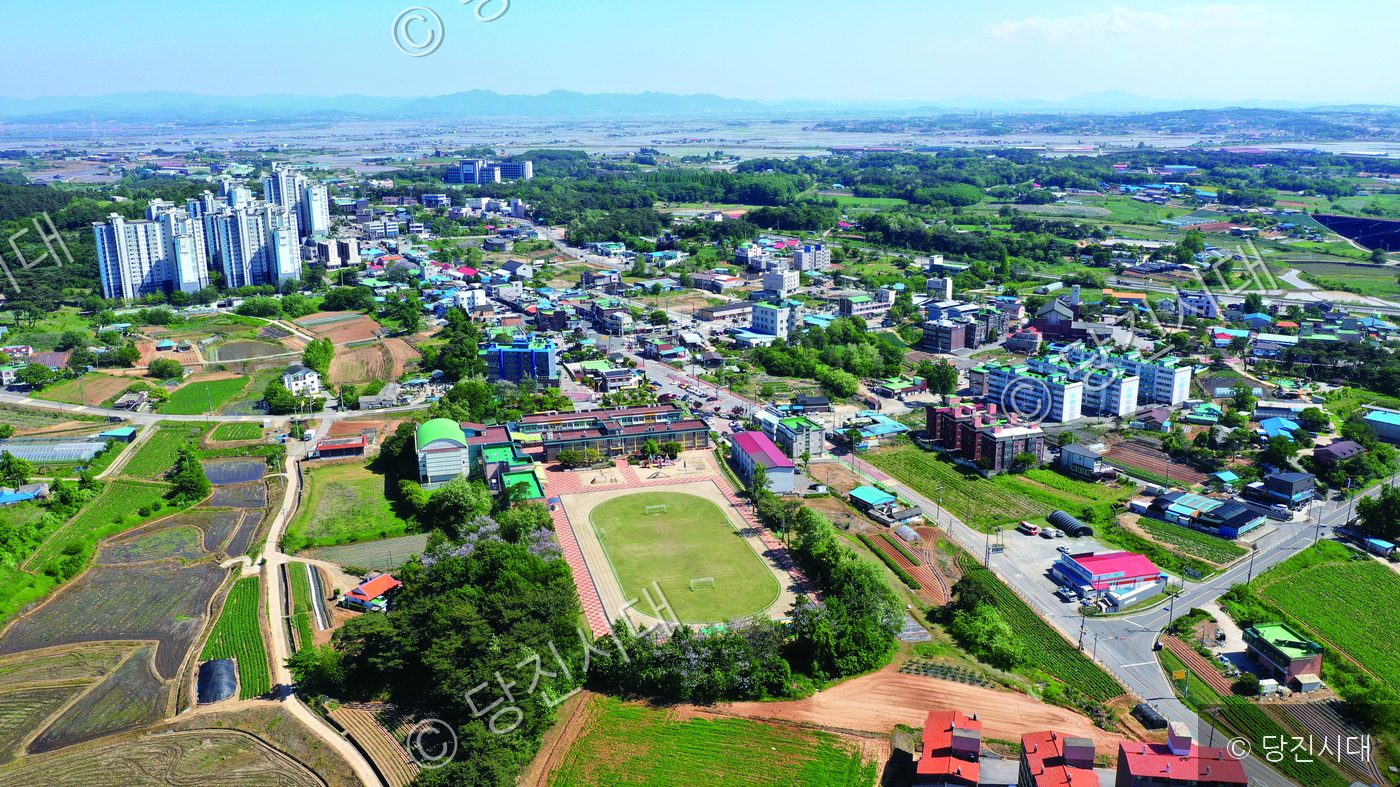 하늘에서 바라본 금천1리 마을 전경이 펼쳐져 있다.