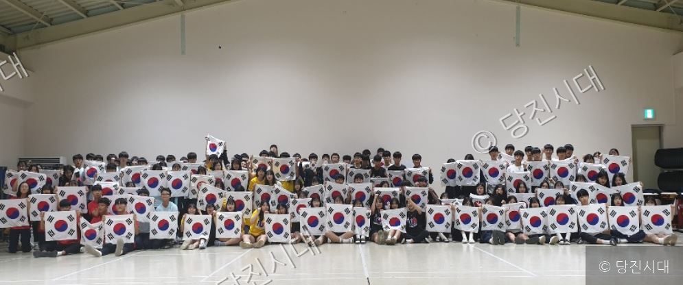 송악고등학교 1학년 학생들이 태극기를 들고 만세를 외치고 있다.