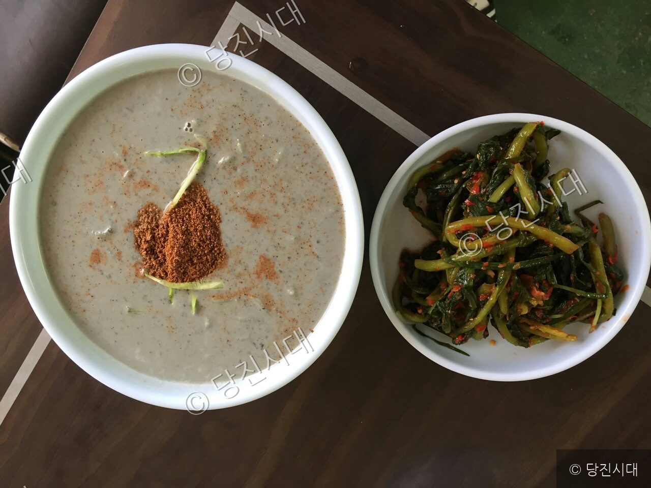면천의 한 식당에서 진한 국물의 콩국수와 반찬을 차려놓고 있다.