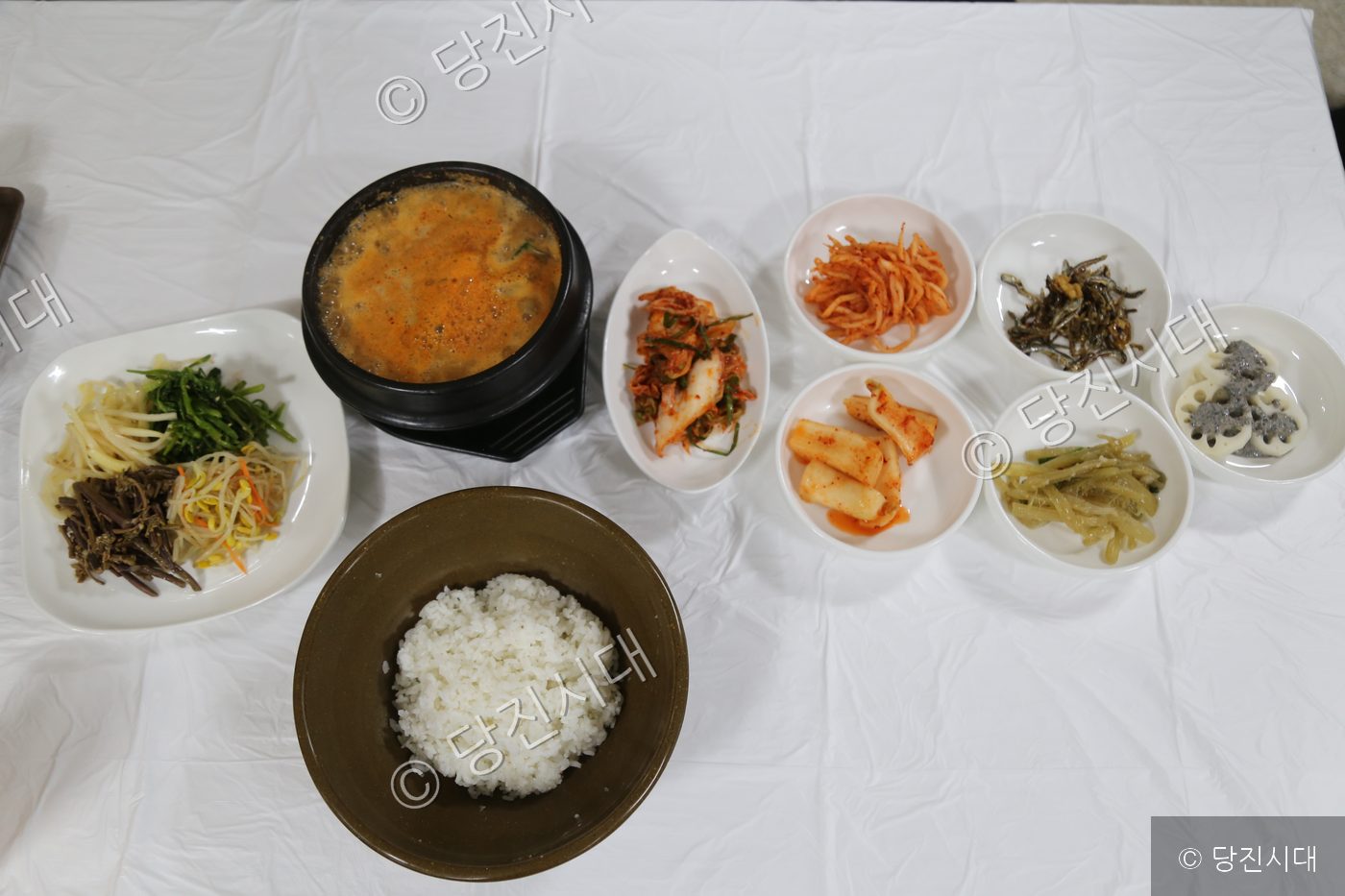 면천면 성상리 부잣집청국장의 청국장 정식 상차림이 차려져 있다.