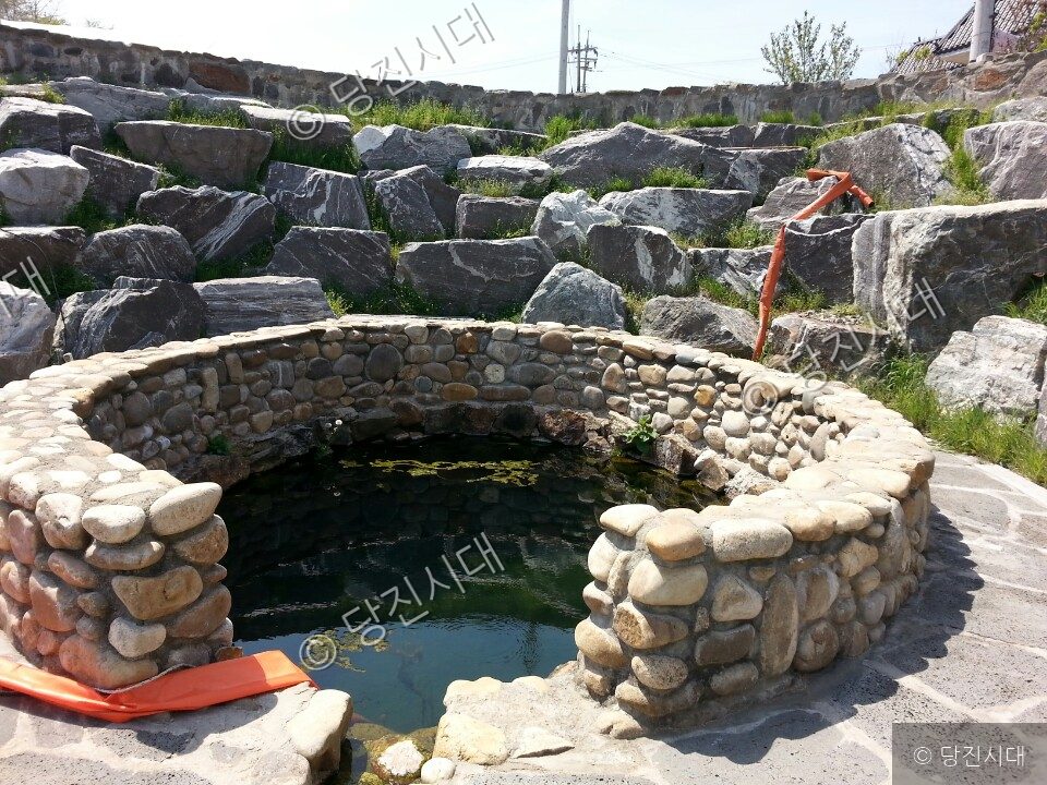 석축으로 둘러싸인 당진시 세류1리 웃샘의 맑은 물이 고여 있다.
