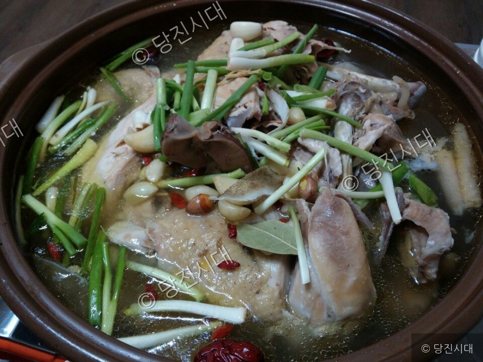 당진의 한 맛집에서 끓이고 있는 토종닭 백숙의 모습이다.