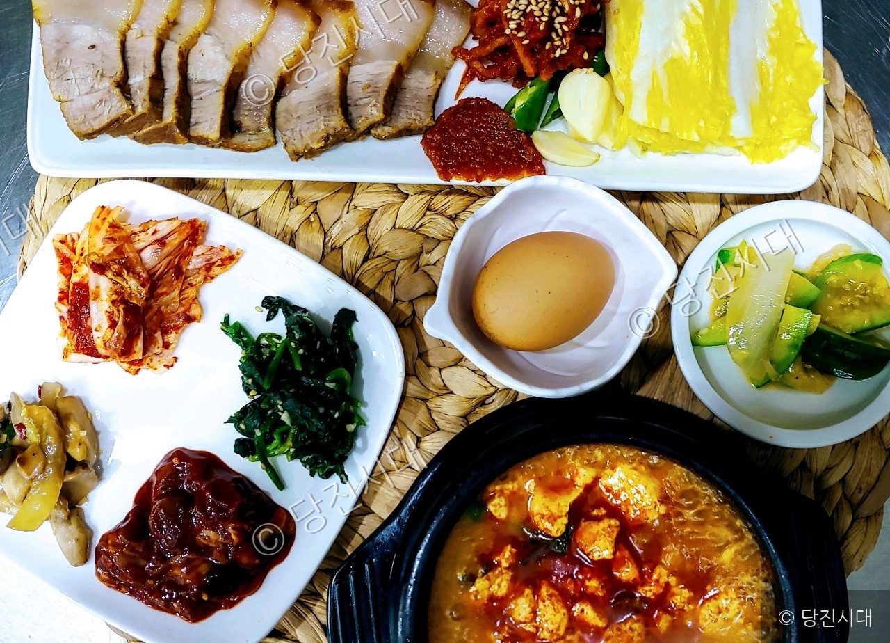 석문면 삼봉리 이장님밥상의 다양한 한식 반찬과 요리가 차려져 있다.