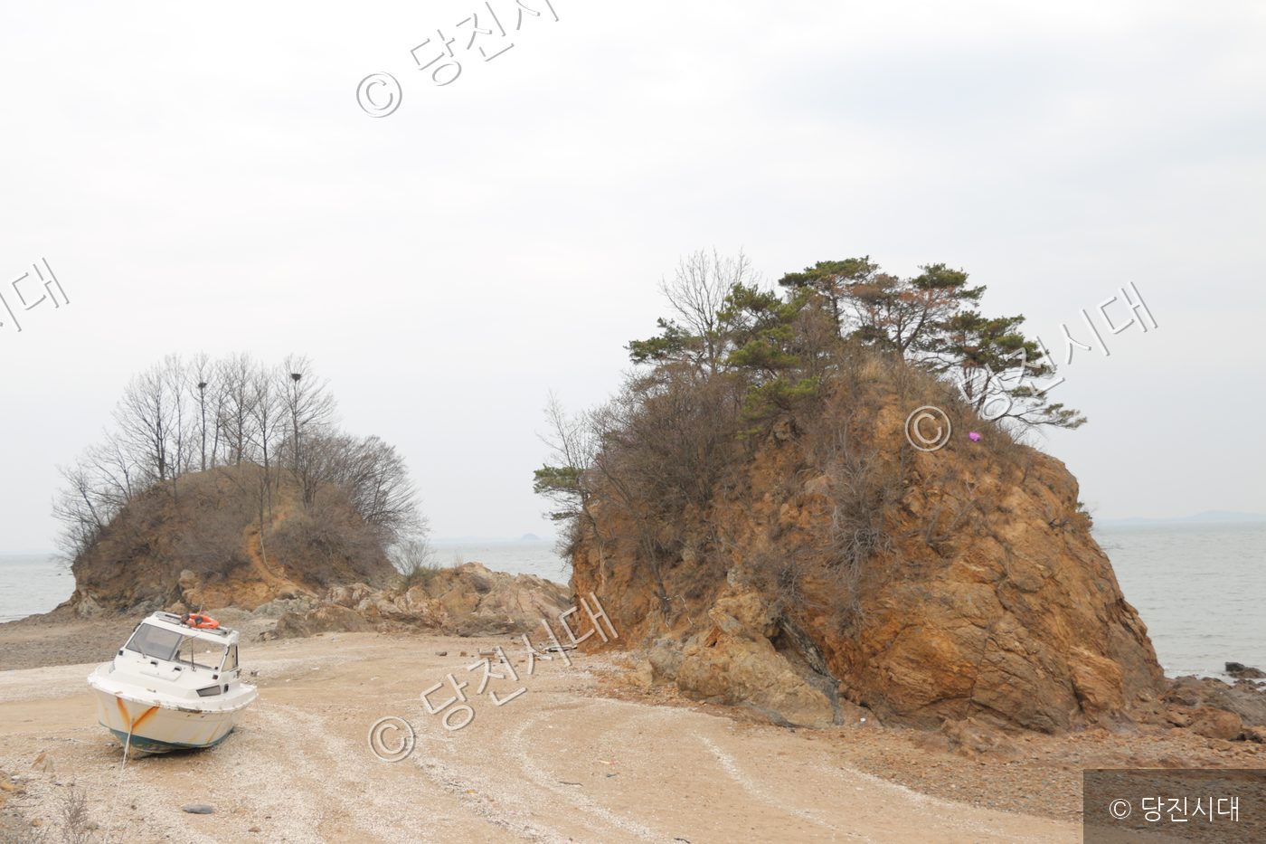 충남 당진의 마섬포구 인근 해변과 기암괴석의 풍경이다.