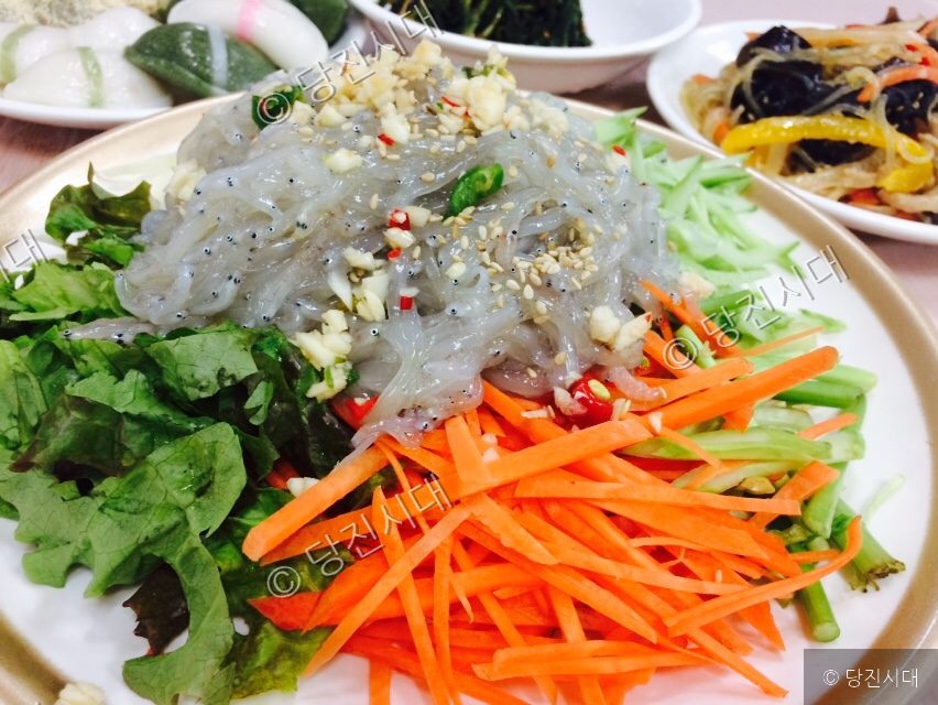 당진의 별미인 신선한 실치회가 접시에 채소와 함께 푸짐하게 담겨 있다.