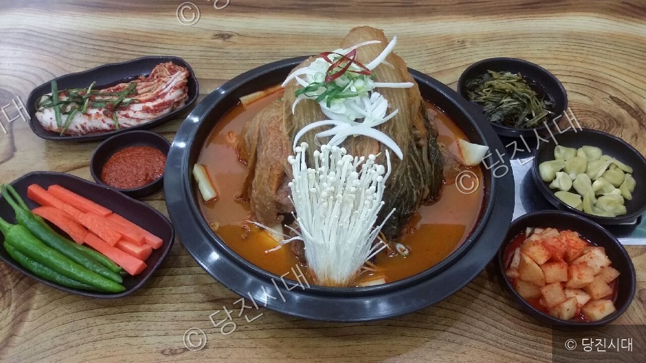 당진의 한 맛집에서 푸짐하게 차려진 식사가 제공되고 있다.