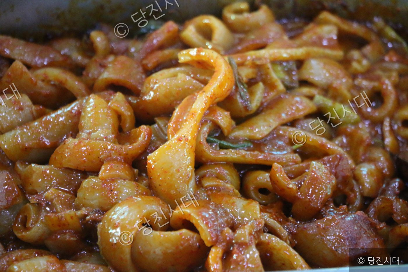 당진의 한 맛집에서 양념된 돼지껍데기 요리가 조리되어 있다.
