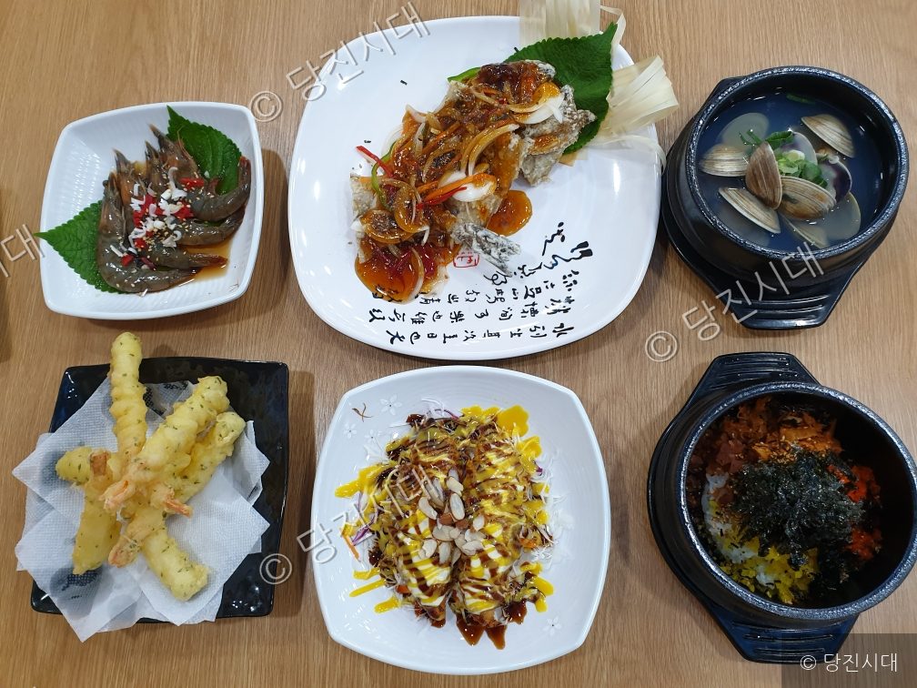 다양한 해산물 요리와 찌개 등이 한상에 차려져 있다.