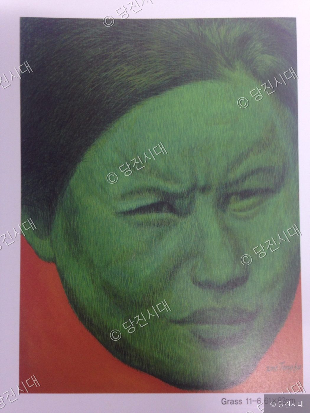 초록색 톤으로 그려진 인물의 얼굴 초상화가 보인다.