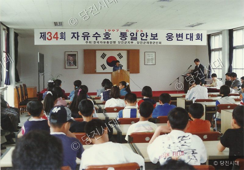학생들이 교육청 회의실에서 열린 자유수호 웅변대회를 경청하고 있다.