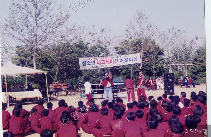 야외 운동장에서 청소년들이 레크리에이션 행사에 참여하고 있다.