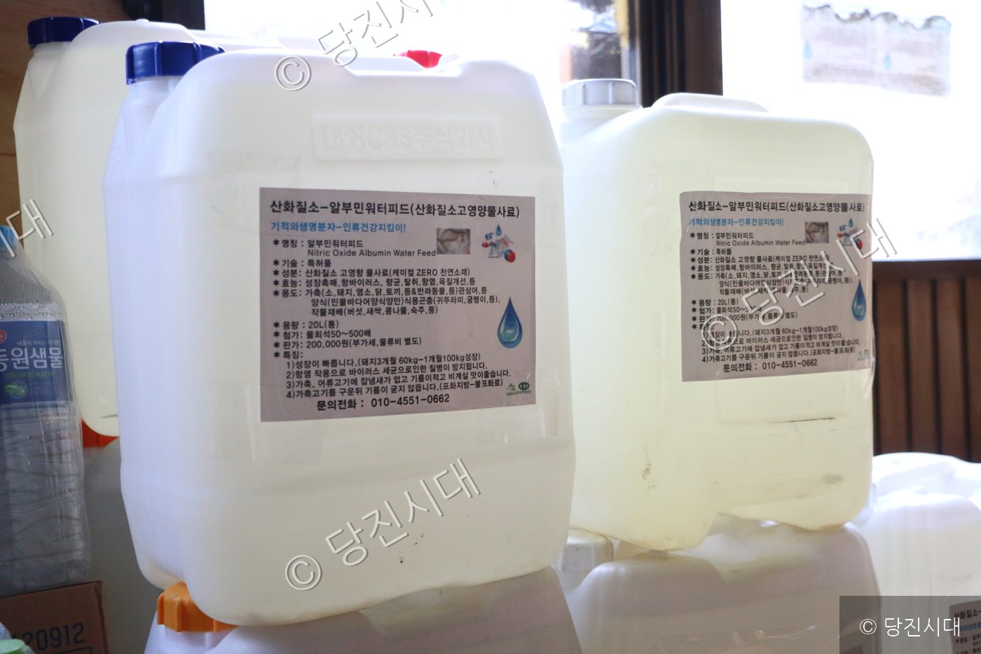 HB바이오(주)의 산화질소 고영양물사료 제품 통이 놓여 있다.