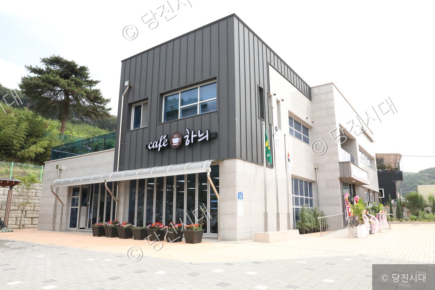 당진시 대호지면에 손선옥 위원 등이 만든 '카페 하늬'가 문을 열고 운영을 시작했다.