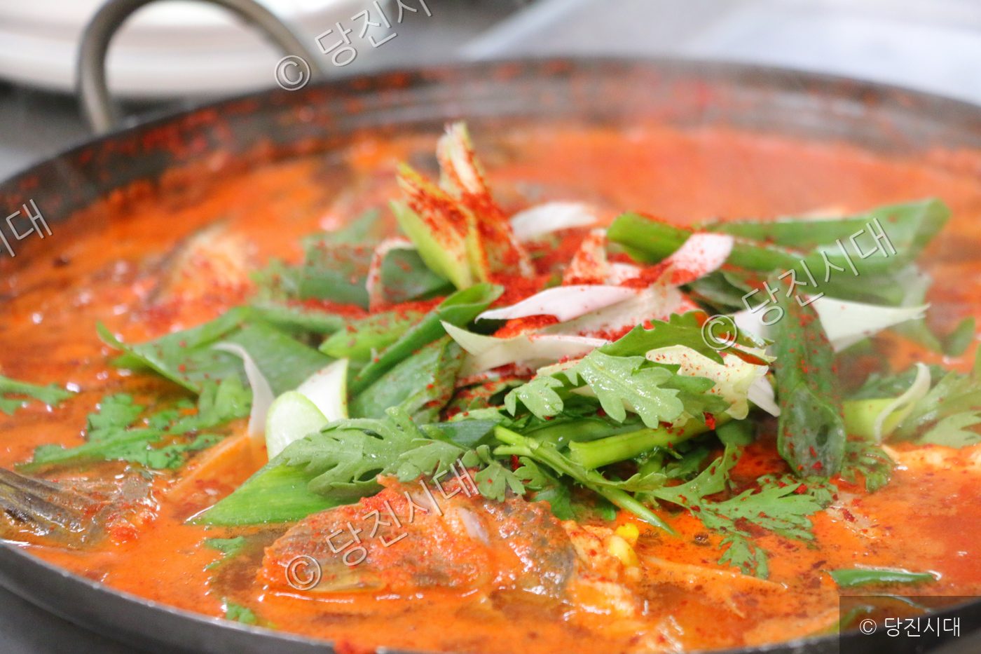 마섬포구의 매운탕이 끓고 있다.