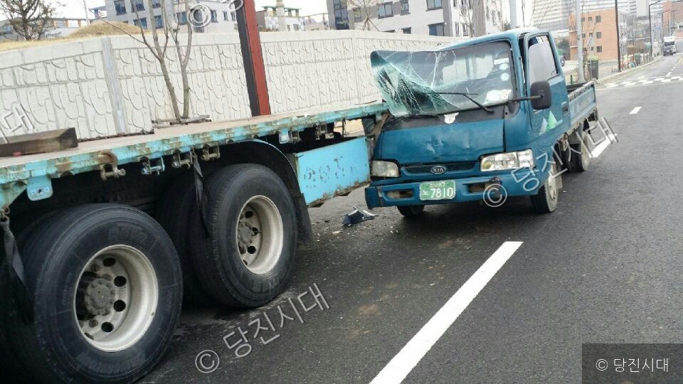 불법 주정차된 대형 트럭과 소형 화물차가 충돌해 사고가 발생했다.