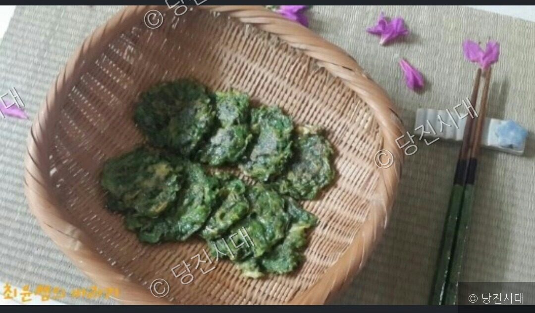 바구니에 먹음직스러운 봄나물전이 담겨 있다.
