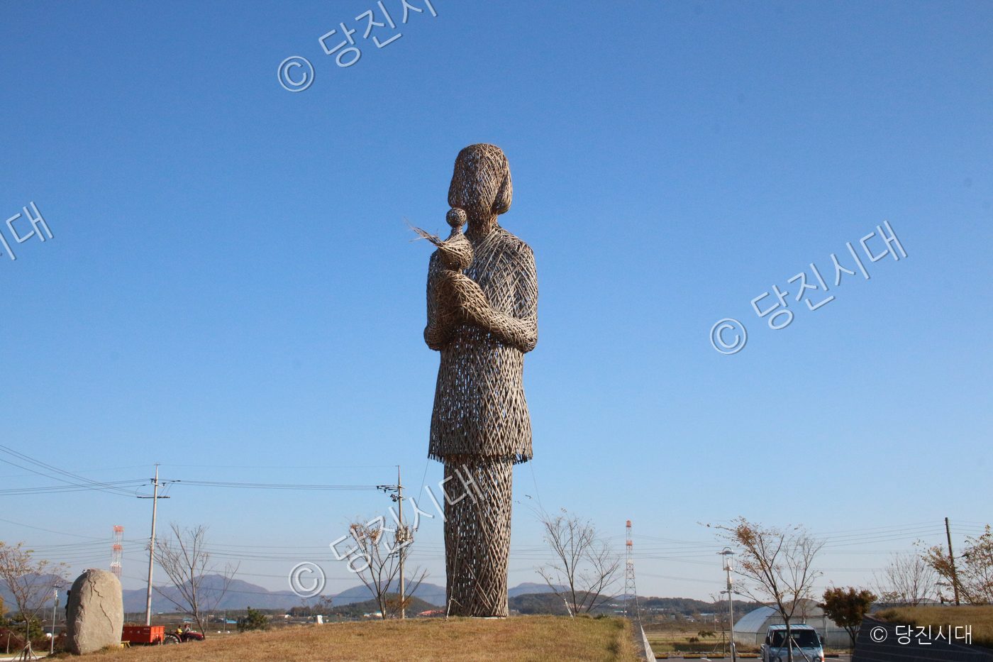 당진 신리성지에 설치된 거대한 조형물이 파란 하늘 아래 서 있다.