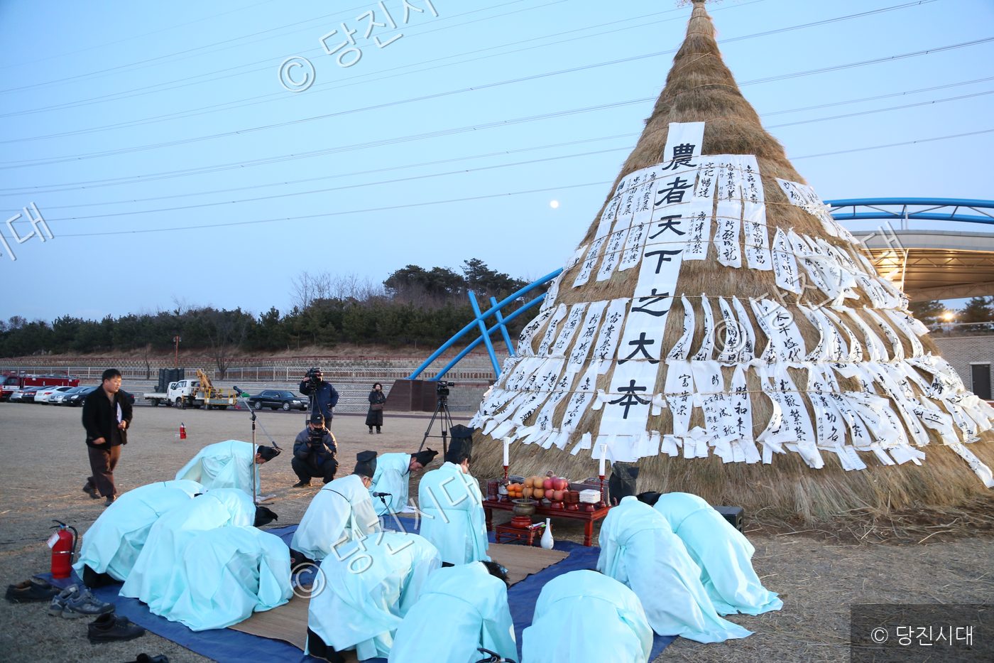 사람들이 달집태우기 행사를 앞두고 제사를 지내고 있다.
