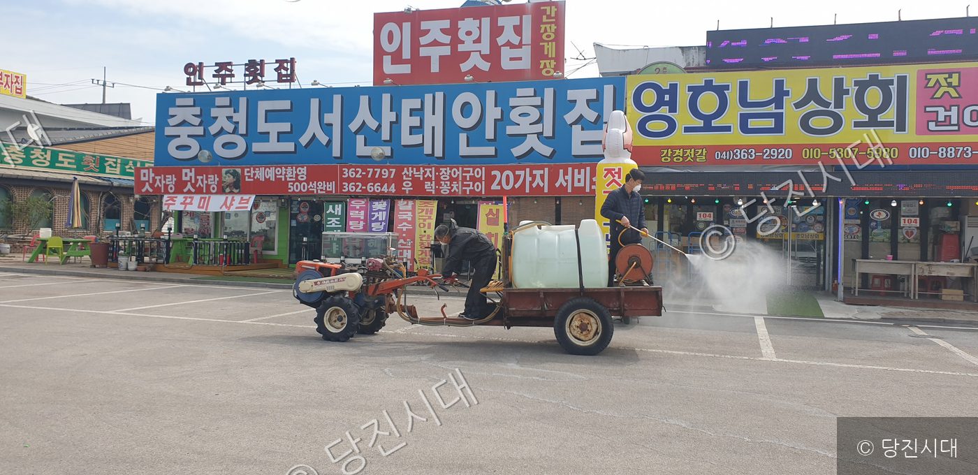 삽교호관광지에서 방역 차량을 이용해 자체 방역을 하고 있다.