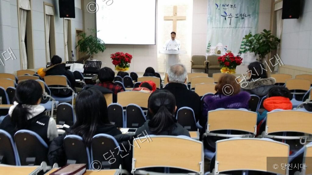 예배당에서 신도들이 앞을 바라보며 예배를 드리고 있다.
