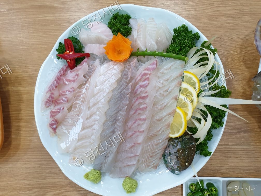 접시 위에 정갈하게 담겨 있는 싱싱한 모둠 회의 모습이다.