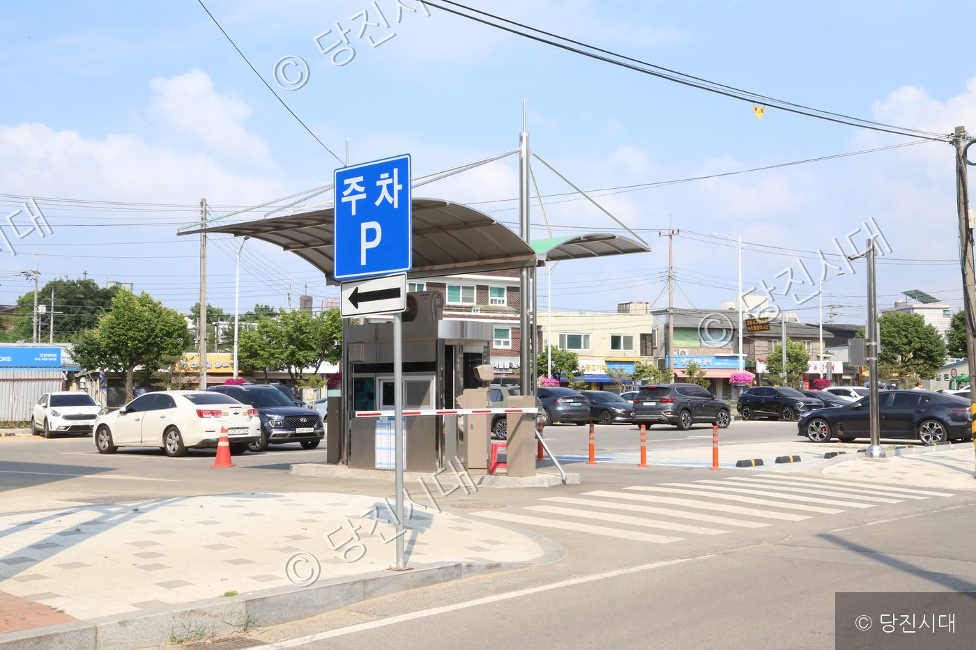 당진2동 도시재생 사업으로 조성된 학교 앞 안심광장의 주차장 입구 모습이다.