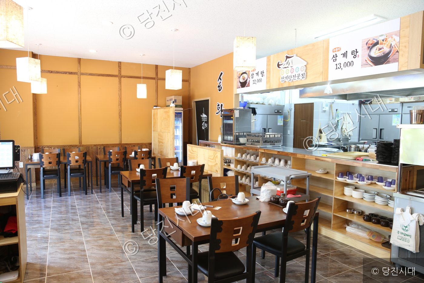 식당 내부의 홀과 테이블이 깔끔하게 정돈되어 있다.