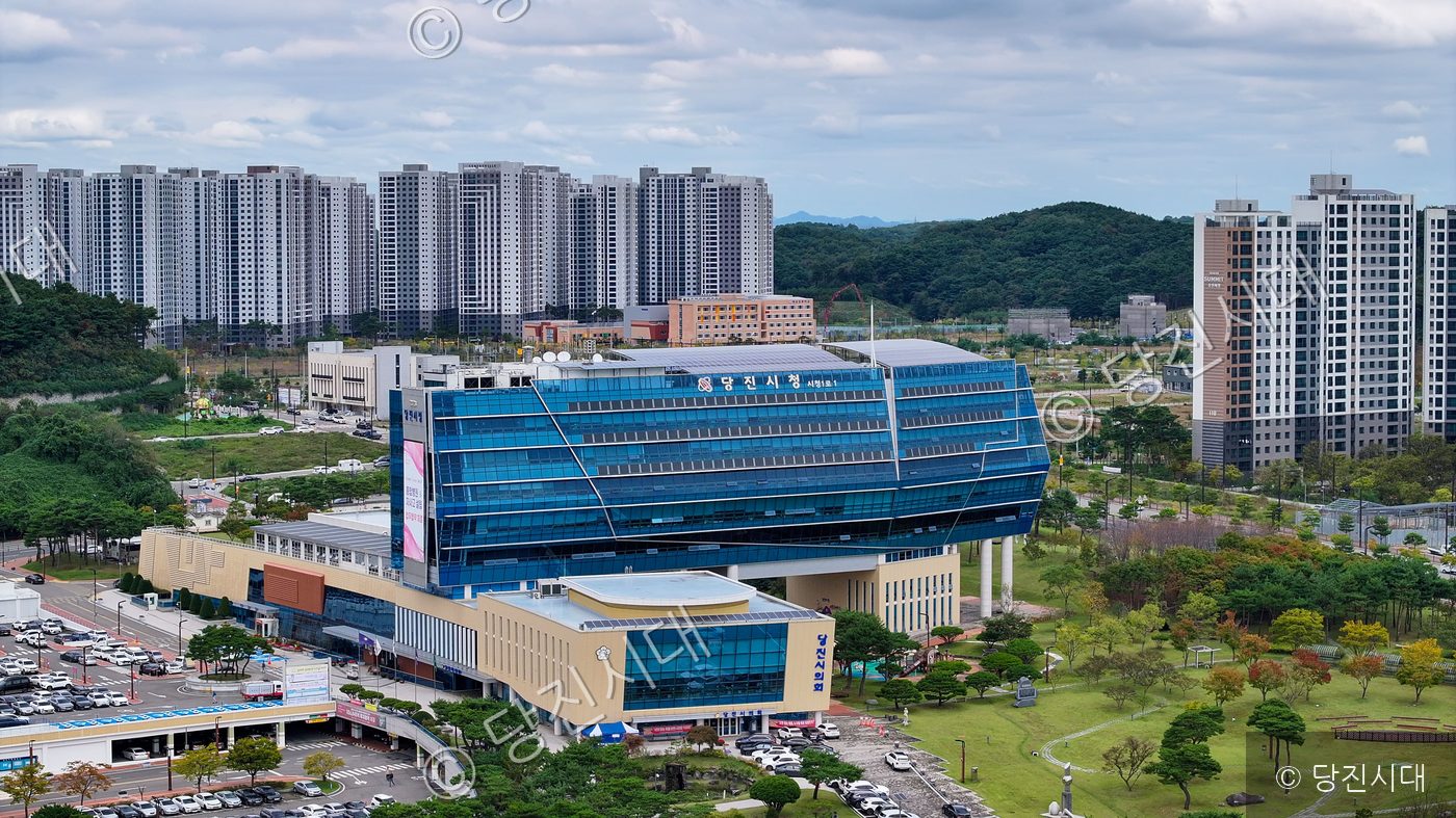 당진시청 청사 건물과 주변 도심의 전경이 보이고 있다.