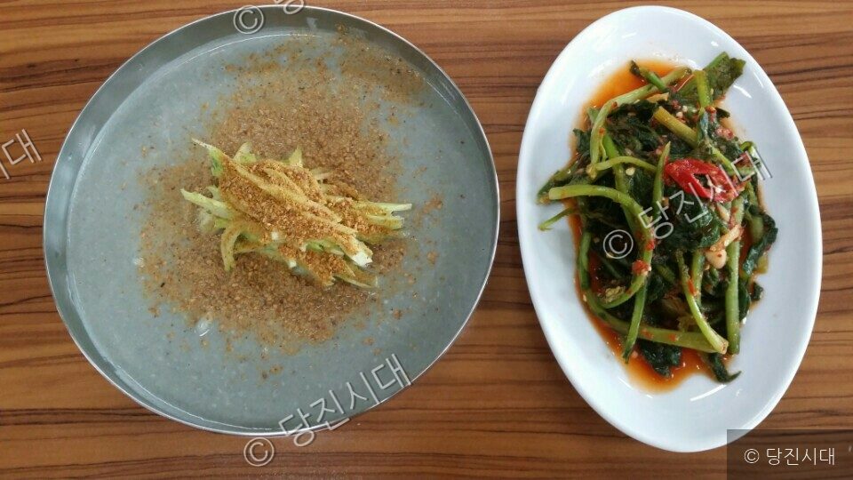 당진의 한 식당에서 판매하는 고소한 콩국수와 반찬이 상에 놓여 있다.