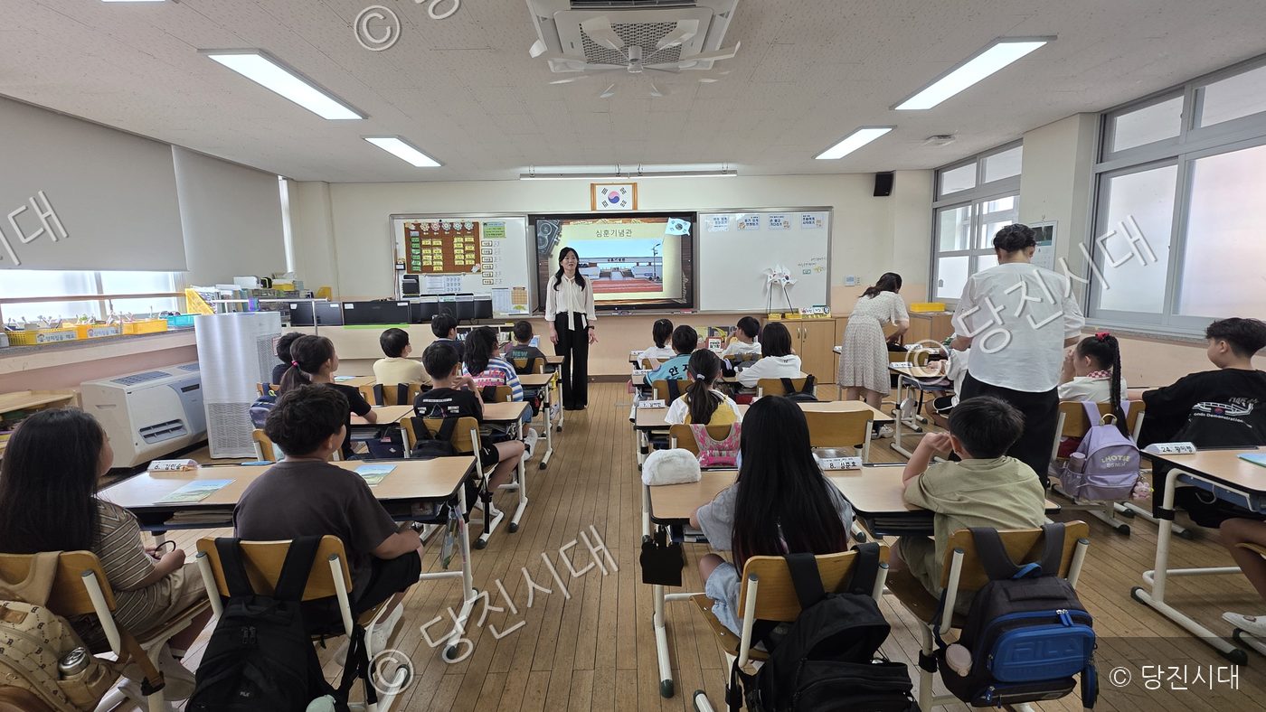 강사가 교실에서 학생들을 대상으로 심훈기념관 관련 교육을 진행하고 있다.