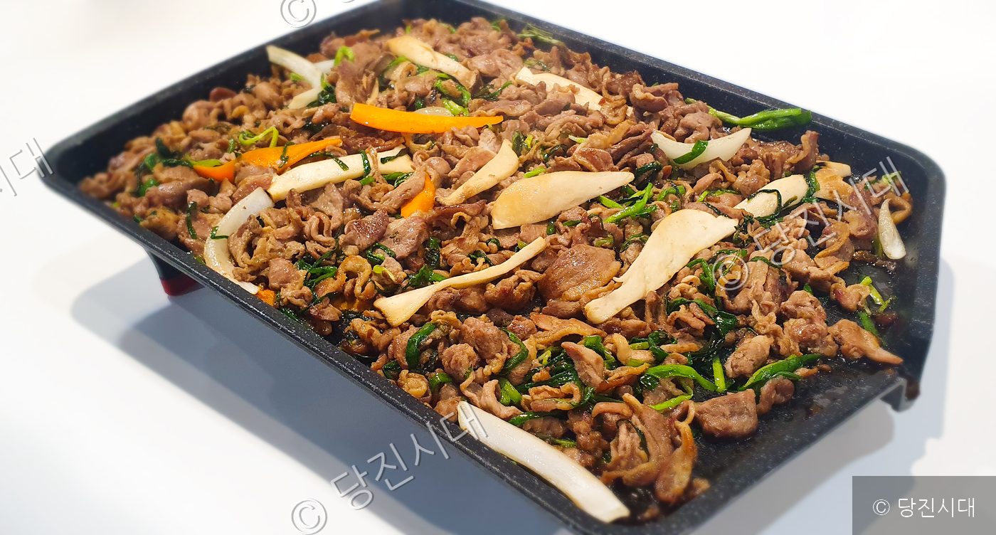 불판 위에서 노릇하게 익어가는 맛있는 오리불고기를 찍었다.
