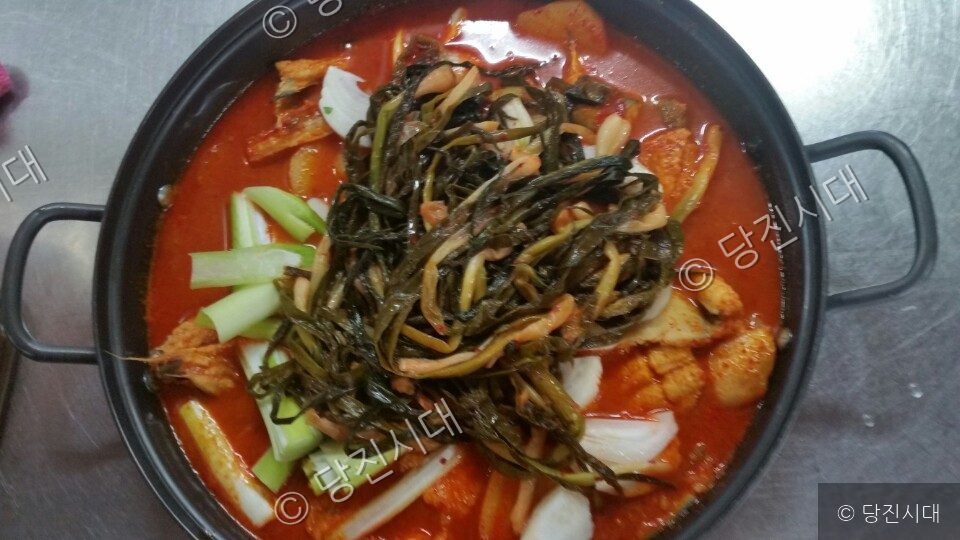 당진의 한 식당에서 끓이고 있는 매운탕의 모습이다.