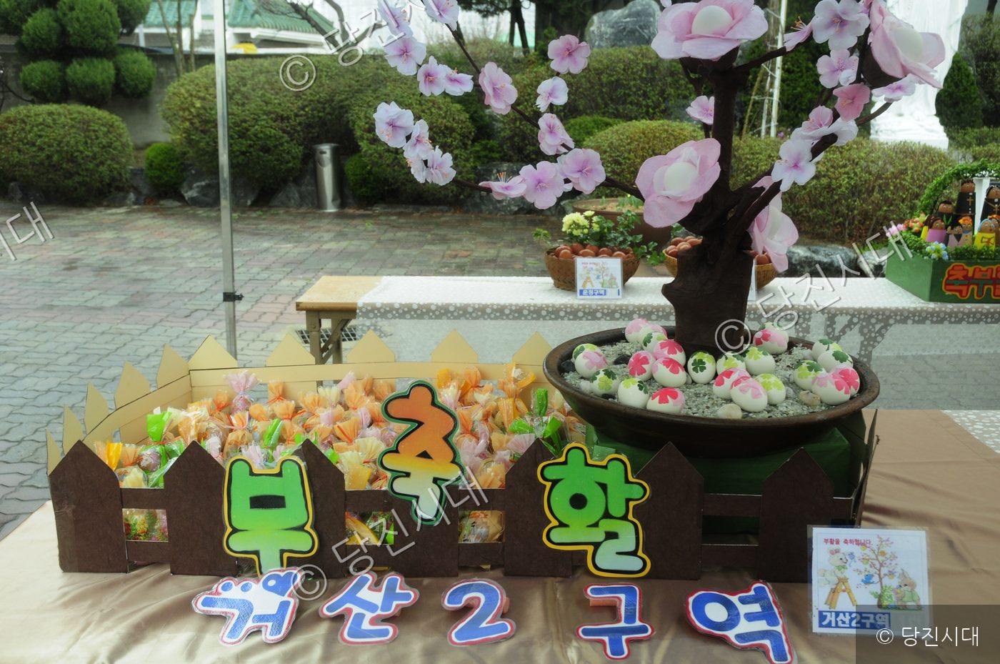 거산2구역에서 부활절을 맞아 계란 콘테스트 장식품을 전시하고 있다.