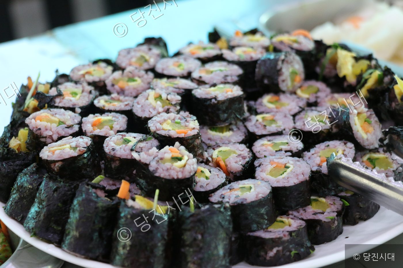 접시에 정갈하게 담긴 김밥들이 놓여 있다.