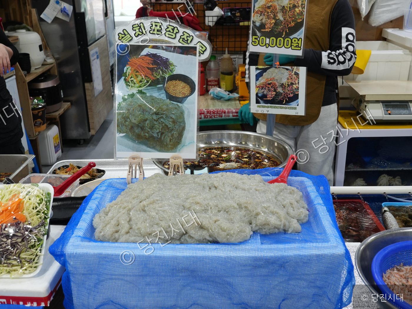 시장에서 제철을 맞은 신선한 실치 회가 판매되고 있다.